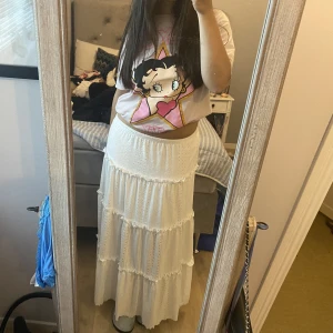 Vit kjol - INTRESSEKOLL på min jättefina vita kjol med mönster❤️