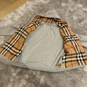 Burberry hoodie - Säljer min välskötta och underbara burberry kofta med arbetat material såsom 100 cotton. Tvättad 1 gång och använd ca 4 gånger.  Köpt på Dubai mall, äkthet är 100% och väldigt unik, går ej att köpa längre