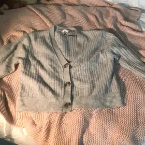 Säljer denna fina tröjan. Den är så himla mjuk och skön. Den är lite oversised. Kontakta mig innan du köper något!!!! Jag skickar post bevis!! Men står INTE för postens slarv!!💗😘🦢🧸