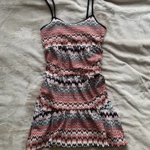 MISSONI KLÄNNING - Super snygg missoni liknande klänning!💗🌸 Den har ett litet hål (se bild 2) men som borde vara lätt att laga. Fraktar för 45kr🩷 Om fler är intresserade kör jag budgivning