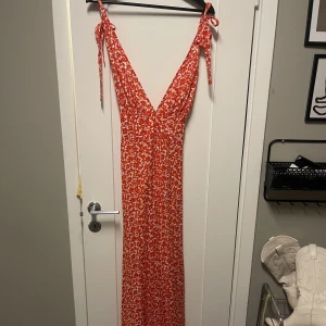 Långklänning - Perfect sommarklänning med fin knytning i rygg. Storlek 38.  