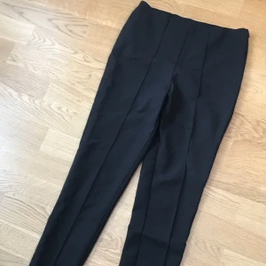 Byxor By Malene Birger - Byxor från By Malene Birger, bra skick. Säljer dom pga för små. Nypris 900kr