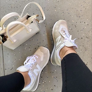 New balance  - Modell WL574EVW äkta skinn beiga nyskick 