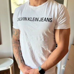 Calvin Klein T-Shirt (M) - Fläck och brist fri! Bra passform och sömmarna är i gott skick.