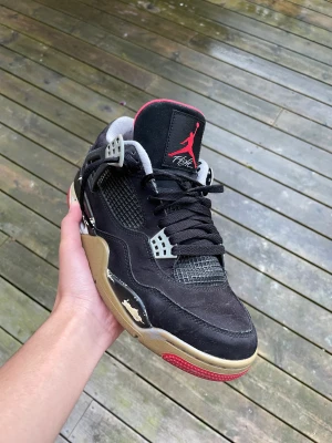 2012 Jordan 4 Bred - Cond: 3/10 Storlek 42 1500 Kan mötas i stockholm eller så kan jag frakta på din bekostnad, kvitto finns.