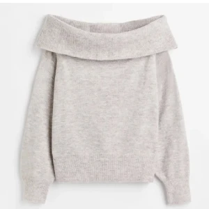 Beige stickad tröja - Super fin off shoulder tröja från H&M. Knappt använd och inte nopprig💕