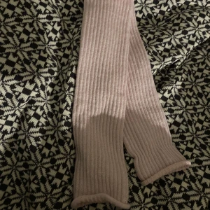 Benvärmare  - Ljusrosa glittrande benvärmare. Oanvända, och rätt sköna.  