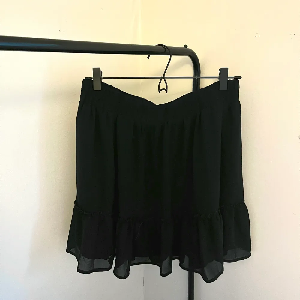 Säljer denna jätte snygga trendiga kjolen från fb sisters. edanst använd fåtal gånger men är fortfarande i fint skick. skriv vid intresse, pris kan diskuteras💕. Kjolar.
