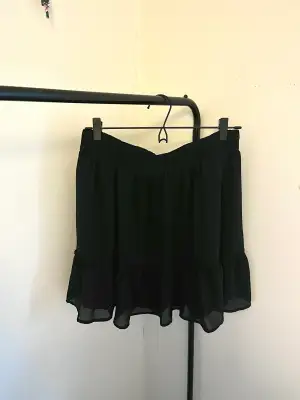 Säljer denna jätte snygga trendiga kjolen från fb sisters. edanst använd fåtal gånger men är fortfarande i fint skick. skriv vid intresse, pris kan diskuteras💕