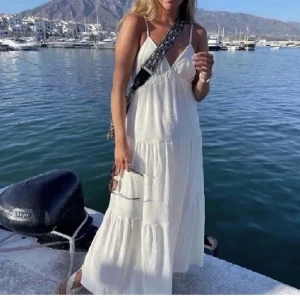 Vit lång klänning  - Vit långklänning, aldrig använd. Lånade bilder🤍