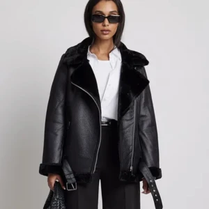 Bonded Aviator Jacka - Svart skinnjacka fodrad med mjuk päls, storlek 36 från NA-KD.💛Köpt för 800kr, endast använd vid fåtal tillfällen därav fint skick!