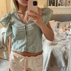 Blus - En blus jag gjort om själv men inte gillar så mycket då de inte är min stil❤️
