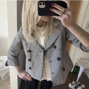 Trekvartsärmad jacka  - Så sjukt snygg trekvartsärmad jacka perfekt inför hösten! Köpt här på Plick 🥰köpt för 400, knappt använd! Kolla jättegärna in mina andra annonser 🙌🏼