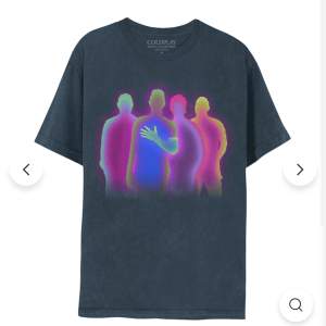 Säljer min coldplay tröja (merch tour 2023) som jag köpte på deras hemsida då jag beställde två🩷🩵💜💚💙