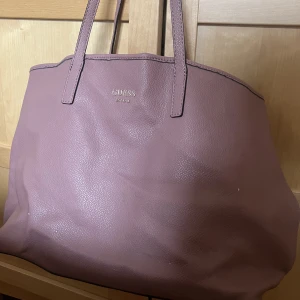 Superfin rymlig väska - Trendig tote bag från märket Guess med tillhörande necessär 💗💗nypris 1700 kr mitt pris 1000kr
