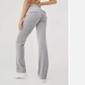 Juicy couture  - Säljer mina gråa juicy couture byxor för att jag inte använder dem.  Storlek S och i nyskick. Nypris 1100 säljer för 480🫶🏽 