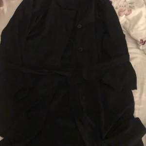Kappa - En svart tunn kappa som är i storlek medium. Den har korta armar men ganska stor i midjan👍🏻