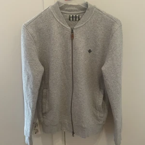 Morris ziptröja - Säljer min Morris tröja då den inte kommer till användning. Bra skick och knappt använd.