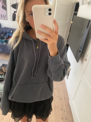 Hoodie - Säljer denna mysiga hoodie från hm storlek S, perfekt nu till höst/vintern!