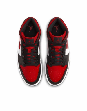 Jordan 1 Mid  - Säljer nu mina Jordan 1 Mid i storlek 39 som även passar 38. De är nästan som helt nya, köpte de sommaren 2022 men de har ensast använts några gånger. Inga märken eller skrapor på skorna! 