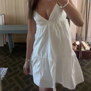 Klänning  - Säljer min fina zara klänning då den tyvärr inte kommer till användning längre. postar alltid samma dag som du betalat!!💞