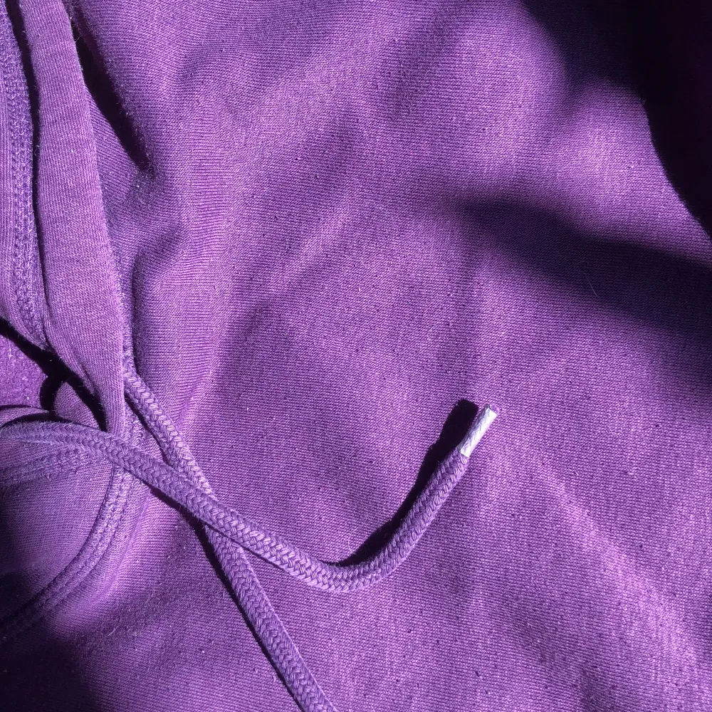Basic lila hoodie utan krimskrams. . Hoodies.