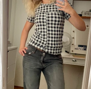 Isabel Marant topp - Fin topp från isabel marant. Den är i ull så lite varmare. Inga defekter, i nyskick. ❤️ Om du vill ha fler bilder, var gärna specifik med vad du vill ha bild på❤️🫶🏻🥰. 