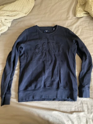 Tjocktröja från Gant! - Mörkblå collagetröja från Gant i storlek Xs!