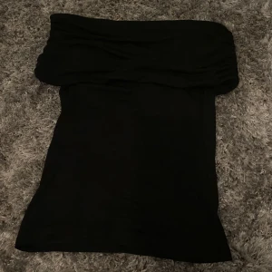 Off shoulder topp - Säljer denna off shoulder toppen från Nelly helt oanvänd pga att den är fel storlek. Skriv privat för bilder, köpt för 180 kr!! köparen står för frakt!!💕