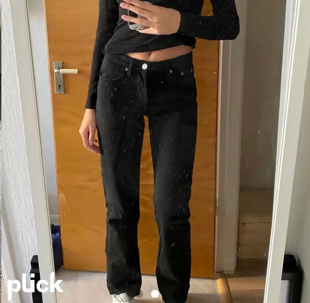 Svarta jeans från Zara. Midrise, storlek 36.. Jeans & Byxor.