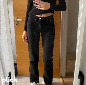 Svarta jeans från Zara. Midrise, storlek 36.