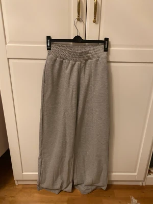 Gina Tricot byxor - Coola mjukisbyxor från Gina. Dem är vida och med sömmar som gör att dem sitter perfekt och är jätte snygga. Andvända en gång eftersom dem är för korta för mig! Nypris ca 399. 