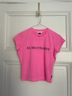 Eurotrash t-shirt Eytys rosa  - Använd 1 gång. Storlek S-M