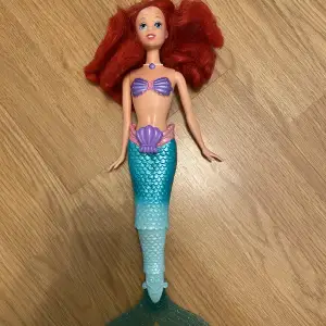 Ariel docka som kan vifta på stjärtfenan om man snurrar på en knapp🙂