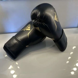 Boxningshandskar  - Helt nya boxningshandskar med 10oz. Helt rena inga skråmor eller brister.