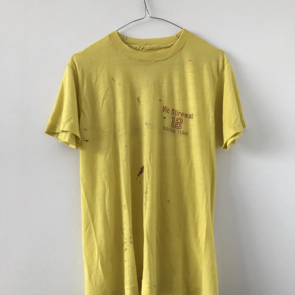 Säljer en gul vintage tee med tryck. Använd men har fortfarande liv kvar i sig, från 70-talet.. T-shirts.