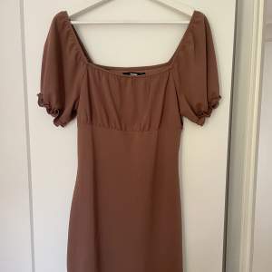 Snygg brun klänning från Bikbok🤎 liten fläck på framsidan, men har inte testat att ha på något medel eller liknande!