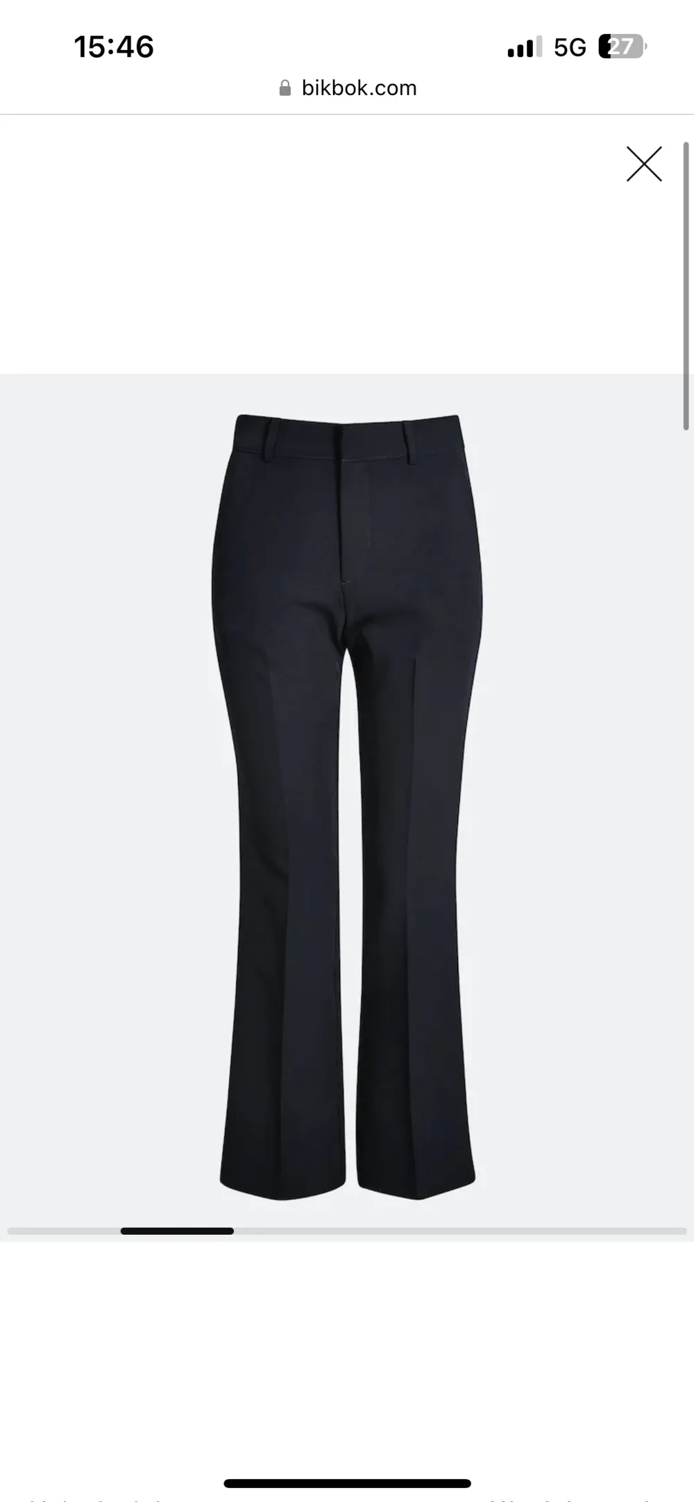 Kostymbyxor i modellen Vilma från bikbok. Kommer inte till användning längre och är i fint skick🖤. Jeans & Byxor.