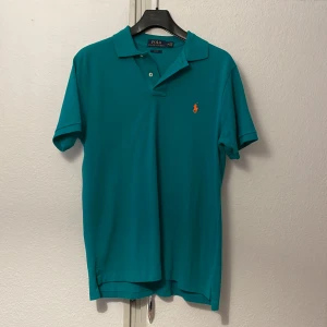 Ralph Lauren Piké - Knappt använd, gott skick Turkos/petrol-färgad. Slim fit. 