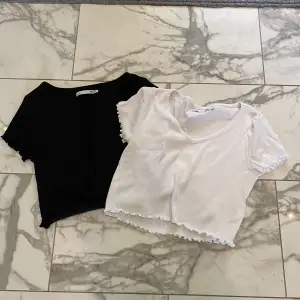 Två likadana tröjor från lager 157 i vit och svart. Knappt använda. Storlek S.  Köp en för 20 eller två för 30 🤗  Skriv för bilder/frågor 👌