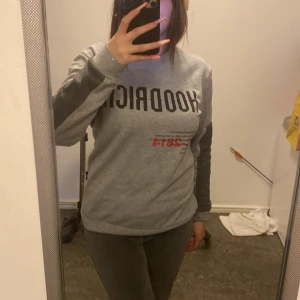 Hoodrich  - Hej säljer min hoodrich tröja använder inte har använt några ggr men den ser som ny. Det är storlek S och den passar mig bra