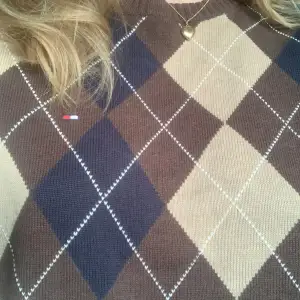 Argyle tröja från Tommy Hilfigher! Så söt för höst och vår, superfina neutrala färger. Bara använd en gång 💗💗