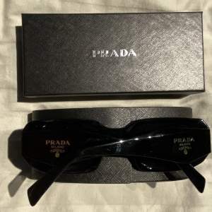 Ett par helt nya Prada solglasögon, 10/10 skick.  säljs pga oönskad present