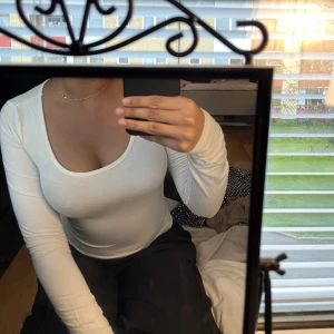 Vit tröja - Vit basic tröja Super fin urringning 