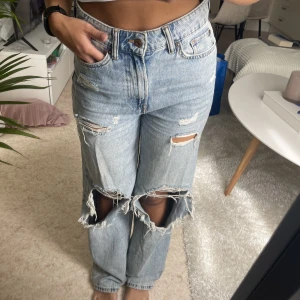 Jeans  - Ett par håliga jeans som har blivit lite för stora för mig! As snygga och pösiga.