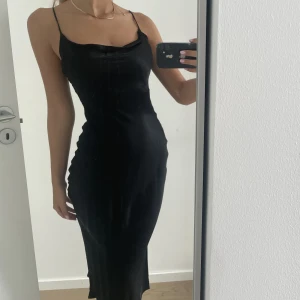 Bershka klänning - Bershka satin klänning 