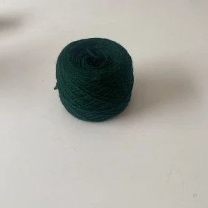 Mörkgrönt garn - Väldigt mörkgrönt garn. 90g