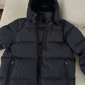 Ralph lauren vinterjacka blå - Ralph lauren vinterjacka inköpt nu in vintras för cirka 3000kr endast använt ett par gånger! Storlek m och finns även spännband i den runt midjan!