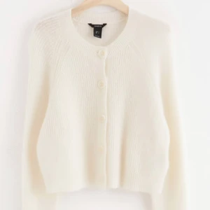 Mohair kofta - Säljer denna krämvita mohair kofta från Lindex med längre armar, perfekt till höst o vinter 💞