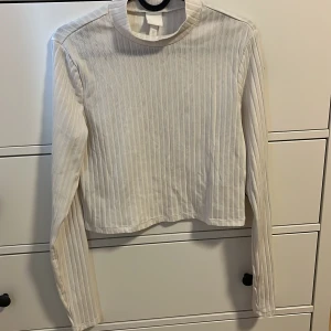 topp med turtle neck/ tutle neck top  - Good condition, stretchy, comfortable. white